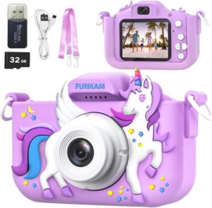 Bambino che scatta foto con una macchina fotografica a tema unicorno