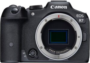 Canon EOS R7 con adattatore EF-EOS R su sfondo professionale