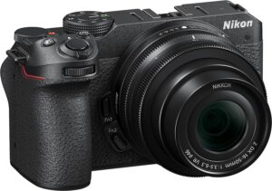 Nikon Z30 Fotocamera Mirrorless con obiettivo Z DX 16-50 VR, registrazione 4K e display LCD angolato variabile.