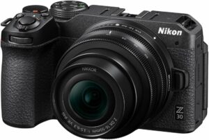 Nikon Z30 Fotocamera Mirrorless con obiettivo Z DX 16-50 VR, registrazione 4K e display LCD angolato variabile.