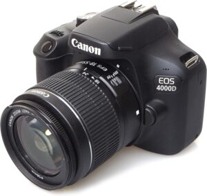 Canon EOS 4000D con obiettivo EF-S 18-55mm, una fotocamera reflex entry-level perfetta per principianti