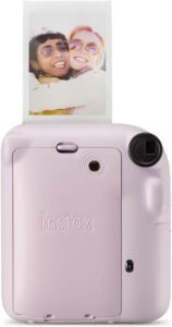 Fotocamera istantanea Instax Mini 12 in edizione limitata, lilla e viola, perfetta per scattare foto istantanee di qualità.