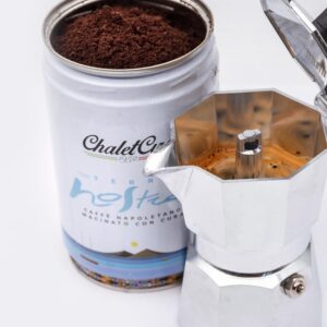 Confezione in latta da 250g di Caffè Macinato Chalet Ciro 1952, ideale per la Moka, con aroma ricco e corposo.