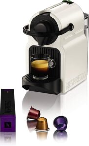 Nespresso Inissia XN1001, la macchina da caffè compatta e potente di Krups in bianco, ideale per gli amanti del caffè espresso.