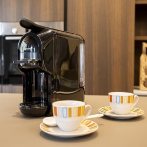 BEHOME Macchina Caffè per Nespresso, Cialde e Dolce Gusto, design compatto e moderno con 3 adattatori compatibili per ogni tipo di caffè.
