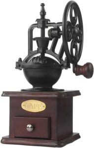 Antico macinacaffè manuale in ghisa con cassetto di presa, ideale per gli amanti del caffè tradizionale e delle macinature personalizzabili.