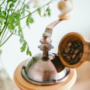 Manual Coffee Grinder Hario Column CM-502C in primo piano, con macina in ceramica e design elegante