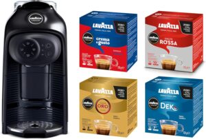 Lavazza A Modo Mio Macchina per Caffè Idola Nera in azione, con 64 capsule assortite, compatta e silenziosa.