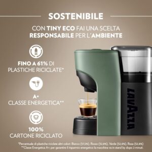 Lavazza A Modo Mio Macchina per Caffè Tiny Eco Verde con capsule ¡Tierra! e design in plastica riciclata, perfetta per preparare un caffè espresso di qualità.
