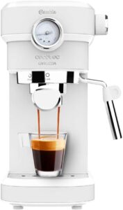 Cecotec Macchina da caffè Cafelizzia 790 White Pro con manometro e vaporizzatore orientabile per preparare espresso e cappuccino.