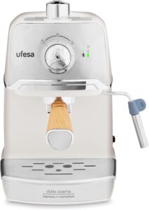 Macchina da caffè Ufesa CE7238 con funzione cappuccino, vaporiera regolabile e serbatoio da 1,2L.