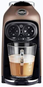 Lavazza A Modo Mio Macchina Caffè Espresso Deséa, 1 Litro, Noce in primo piano, con design elegante e moderno  