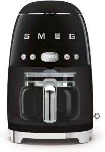 Smeg Macchina da Caffè Filtro DCF02BLEU con funzione Aroma e caraffa in vetro, perfetta per preparare fino a 12 tazze di caffè.