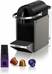 Nespresso Krups Pixie Titanio YY5290FD, macchina da caffè elegante e compatta in titanio, ideale per preparare un caffè perfetto ogni giorno.
