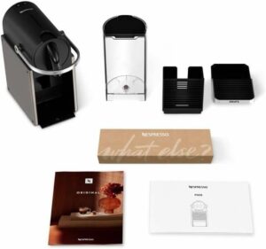 Nespresso Krups Pixie Titanio YY5290FD, macchina da caffè elegante e compatta in titanio, ideale per preparare un caffè perfetto ogni giorno.