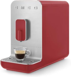 Macchina da caffè automatica Smeg BCC01RDMEU con macinacaffè integrato e sistema Thermoblock in un design compatto e nero.  