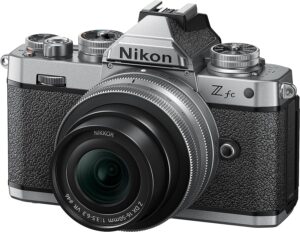 Nikon Z fc + NIKKOR Z DX 16-50 VR SE con design rétro e funzionalità avanzate