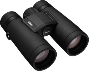 Binocolo Nikon Monarch M7 10x42 in uso durante un'escursione