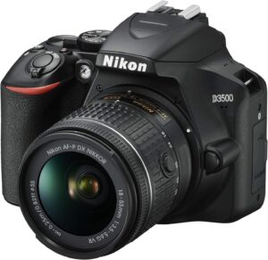 Nikon D3500 Fotocamera Reflex Digitale con Obiettivo Nikkor AF-P 18/55VR in vista frontale con obiettivo montato
