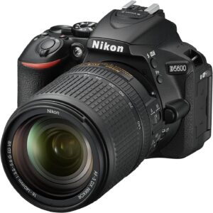 Nikon D5600 con obiettivo 18-140mm, perfetta per foto e video di alta qualità