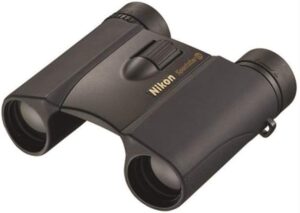 Nikon Sportstar EX Binocolo 10x25, DCF, Nero in uso durante un'escursione all'aperto