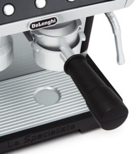 De Longhi La Specialista Macchina del Caffè Giocattolo per Bambini con effetti sonori e accessori inclusi, perfetta per i bambini a partire dai 3 anni.
