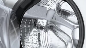 Bosch Elettrodomestici Serie 8 Lavatrice a carica frontale, 9 kg, 1400 rpm WGB244A0IT in funzione, con design elegante e moderno