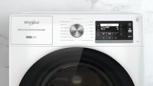 Lavatrice Whirlpool W7X W845WR IT a carica frontale con capacità di 8 kg e centrifuga a 1400 giri al minuto.
