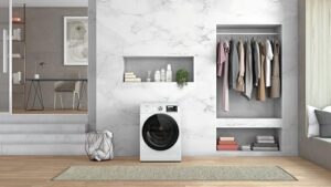 Lavatrice Whirlpool W7X W845WR IT a carica frontale con capacità di 8 kg e centrifuga a 1400 giri al minuto.