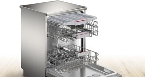Bosch Serie 4 lavastoviglie Silver Inox 60 cm in funzione, efficienza energetica e design elegante.