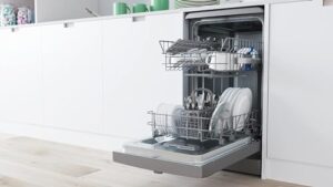 Lavastoviglie Indesit DSFE 1B10 S, a libera installazione, in acciaio inox, con capacità di 10 coperti.