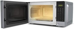 Lavastoviglie Beko DVS05024S e Microonde Beko MOC201103S in argento, perfetti per spazi ridotti e prestazioni elevate