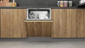 Lavastoviglie Hotpoint Ariston H2I HD526 AS con 14 coperti, design a scomparsa totale e classe energetica E  