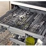 Lave-vaisselle HOTPOINT HFC3C26FX in grigio, vista laterale, elegante e moderna, perfetta per famiglie numerose con 14 coperti e 46dB di rumore.