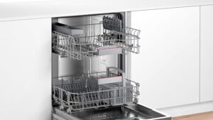 Lavastoviglie BOSCH SMU4HTS00E in acciaio inox con cestello per posate e funzioni avanzate come Home Connect e asciugatura extra