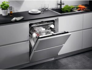 AEG FSE73767P Lavastoviglie da incasso, 59,6 cm, classe D, 15 coperti, ideale per famiglie numerose e programmi di lavaggio rapidi.