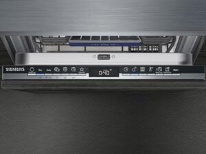 Siemens iQ300, lavastoviglie completamente integrata da 45 cm con cerniera per installazione speciale, modello SR93EX24LE.