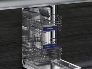 Siemens iQ300, lavastoviglie completamente integrata da 45 cm con cerniera per installazione speciale, modello SR93EX24LE.