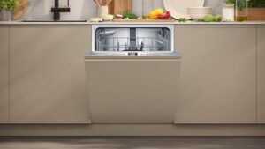 Lavastoviglie N 50 completamente integrata, 60 cm, con cerniera Varioper in un ambiente moderno di cucina