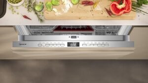 Lavastoviglie N 50 completamente integrata, 60 cm, con cerniera Varioper in un ambiente moderno di cucina