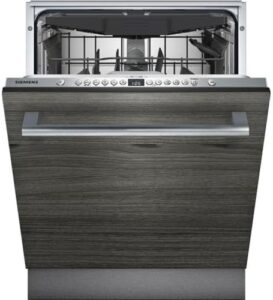 Lavastoviglie Siemens SN636X06KE in funzione, ideale per famiglie numerose e ambienti moderni.