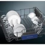 Lave-vaisselle SIEMENS SN23HI02ME iQ300 in Gris Inox, 14 coperti, con tecnologia a induzione e silenziosità 42dB.