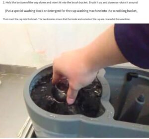 Immagine della macchina per la pulizia del vetro senza elettricità, con giunto rotante in acciaio inossidabile, pratica e maneggevole.