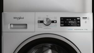 Whirlpool FFB 116 SILVER IT, lavatrice a carica frontale da 11 kg con centrifuga a 1400 giri al minuto e classe energetica A, perfetta per famiglie numerose.
