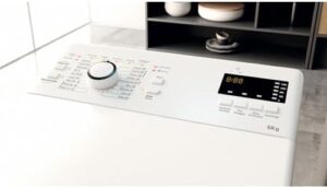 Lavatrice Hotpoint WMTF 624U IT a carica dall'alto con capacità di 6,0 kg, design compatto e funzionalità efficienti  