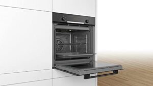 Forno Bosch HBA534BB0 in acciaio inossidabile, 71 litri, ideale per cucinare in grandi quantità e con funzioni avanzate per risultati ottimali.