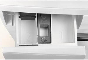 Immagine della lavatrice Electrolux EW6S526W a carica frontale, con display LED e tecnologia SensiCare