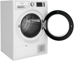 Asciugatrice Hotpoint Ariston a pompa di calore, modello NT M11 82K IT R, in una cucina moderna, con focus sulla sua capacità di 8 kg e le dimensioni compatte.