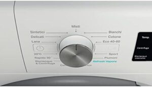 Lavatrice 10 kg A 60 cm Centrifuga 1400 giri Vapore FFB 1046 SV IT in uso, mostrando l'efficacia del vapore e del lavaggio ad alta capacità
