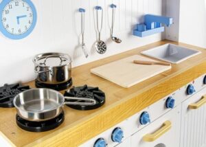 Leomark Cucina Saint Tropez in Legno per bambini, con accessori come fornello, lavatrice e lavastoviglie, ideale per il gioco di ruolo educativo